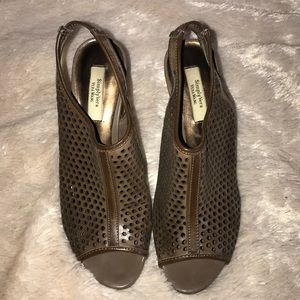 Vera Wang - brown wedges